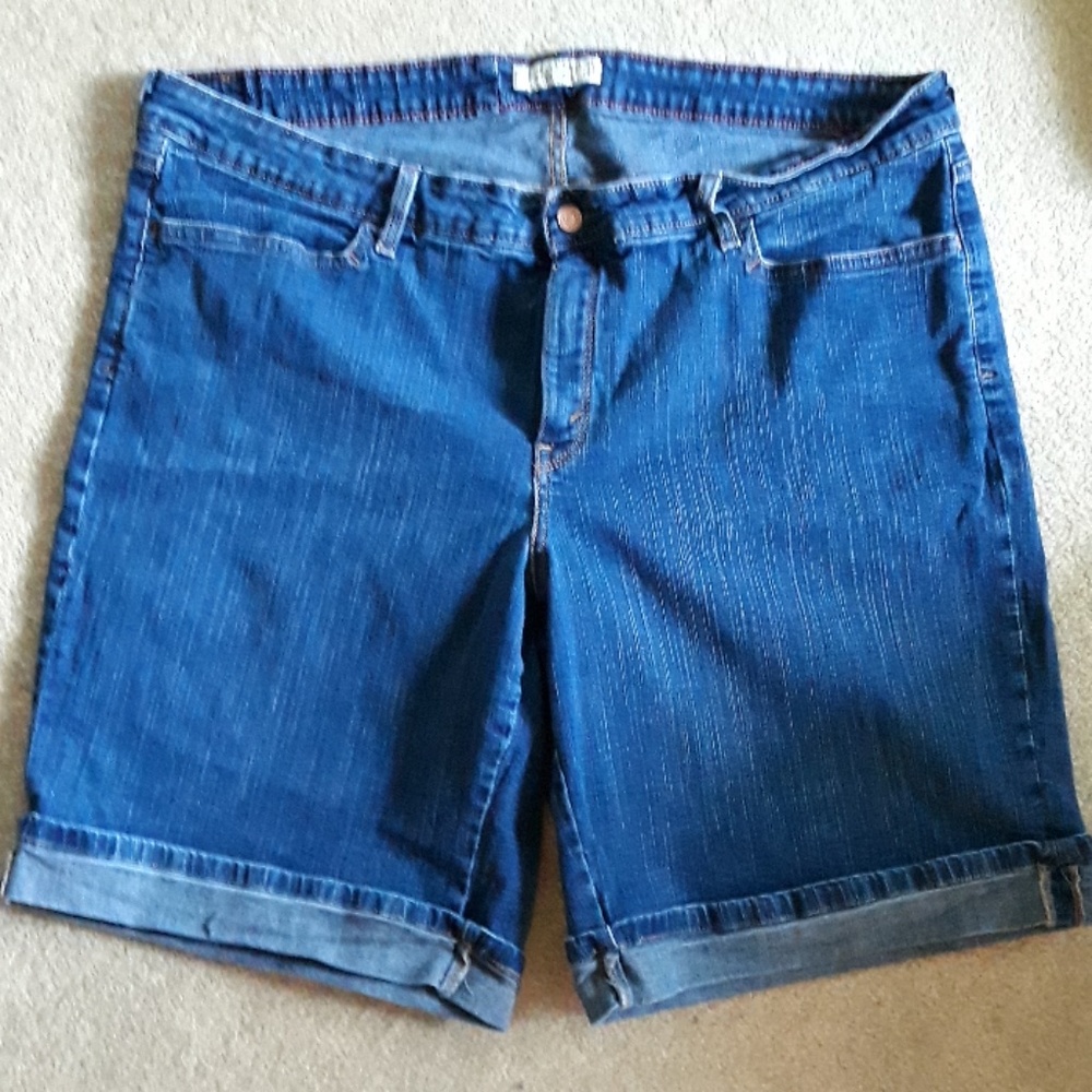 Levi's 512 perfectly shaping shorts
